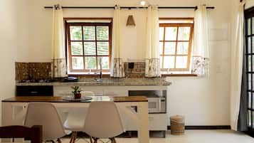 Estúdio standard | Cozinha privada | Frigobar, micro-ondas, cooktop, cadeirão de bebê