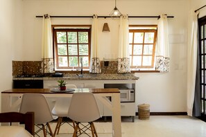 Standard-Studio | Eigene Küche | Mini-Kühlschrank, Mikrowelle, Herdplatte, Hochstuhl