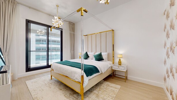Quarto moderno com uma cama de dossel, uma janela grande e uma mesa de cabeceira com abajur.