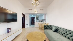 Departamento Deluxe | Área de sala de estar | Smart TV de 55 pulgadas con canales por cable y Netflix 