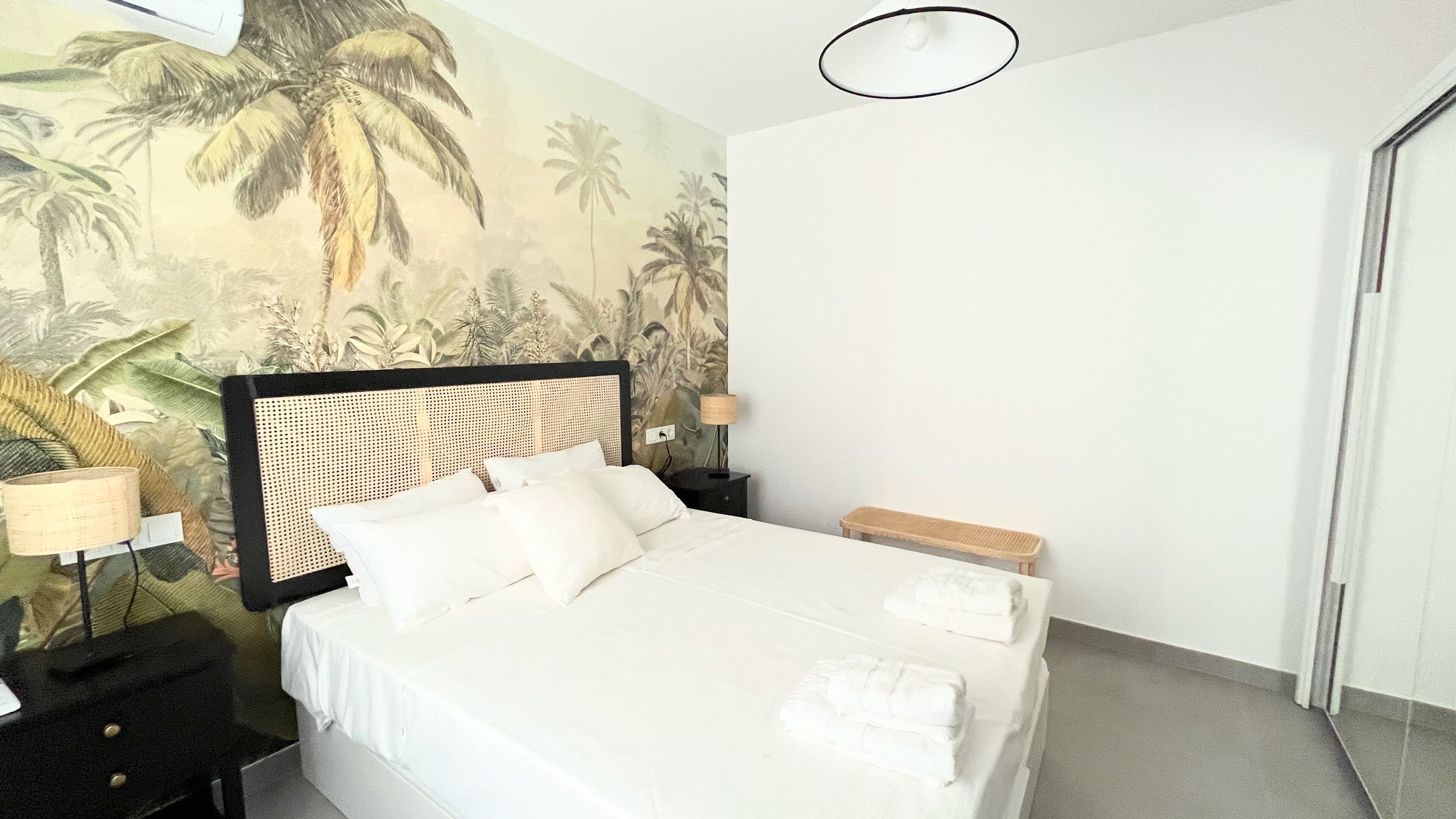 2 chambres, fer et planche à repasser, lit de bébé portatif