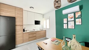 Kylskåp, mikrovågsugn, spishäll och diskmaskin