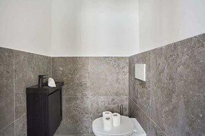 Regadera, secadora de cabello, toallas, shampoo 