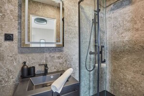 Shower, hair dryer, towels, shampoo