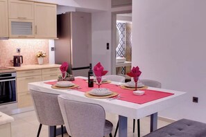 Jääkaappi, uuni, liesi, astianpesukone