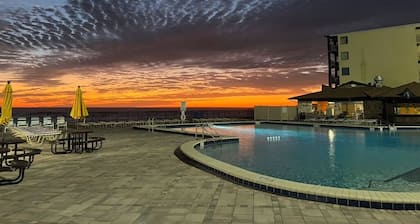 Renovated Beach Front Studio - Hawaiian Inn Resort