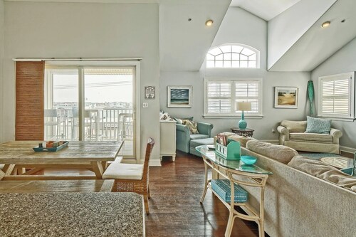 Bright and Airy Condo.  One block to the Beach.  Great location.