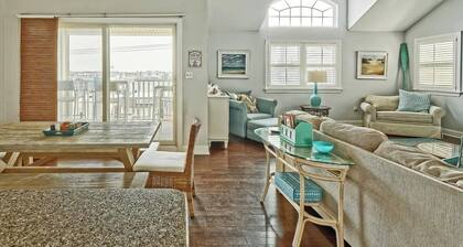 Bright and Airy Condo. One block to the Beach. Great location.