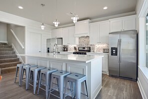 Fridge, microwave, oven, stovetop - Texas Music House: 6  BR, 6  BA House in Crystal Beach , Sleeps 22 (Crystal Beach)