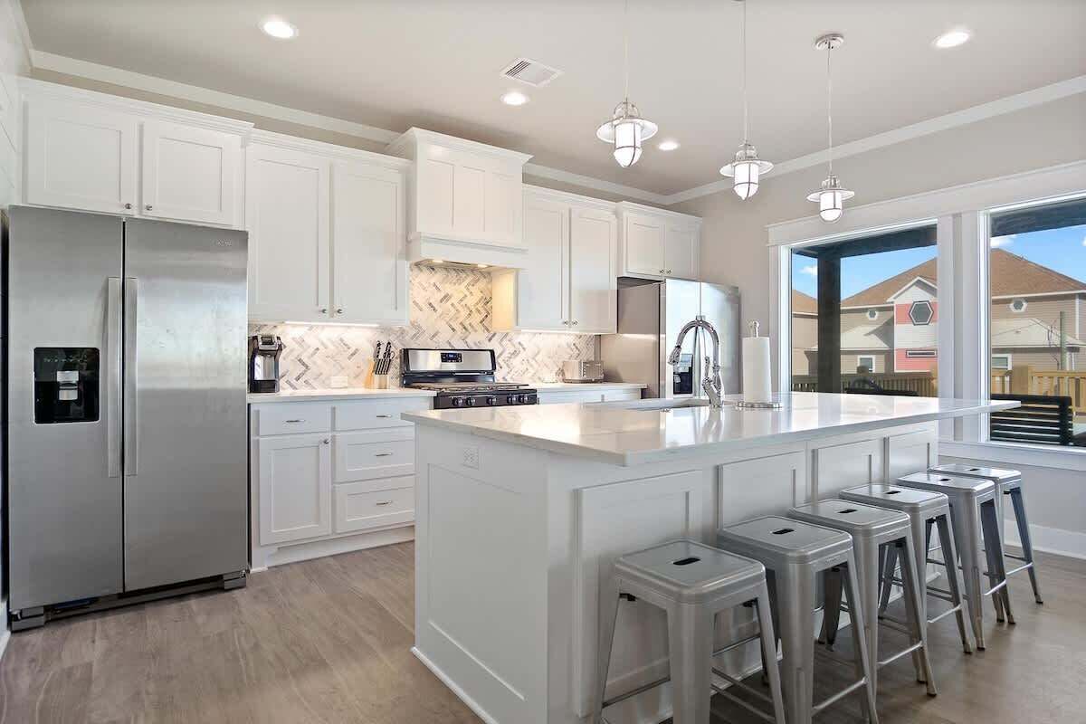 冷蔵庫、電子レンジ、オーブン、コンロ