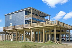 Exterior - Texas Music House: 6  BR, 6  BA House in Crystal Beach , Sleeps 22 (Crystal Beach)