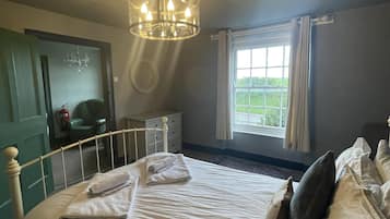 6 bedrooms, iron/ironing board, free WiFi, bed sheets