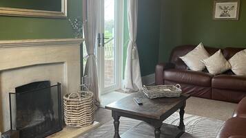 Maison, plusieurs lits | Coin séjour | Cheminée