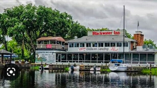 En ejendom ved vandet med Blackwater Inn og Williams Landing.