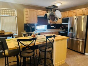 Fridge, microwave, stovetop, dishwasher - Cabin Getaway near Alexander Springs & Astor
 (Altoona)