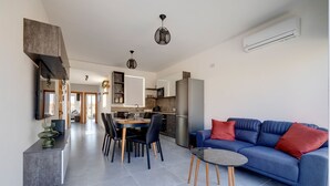 Un espacio habitable moderno con comedor, cocina y zona de estar.