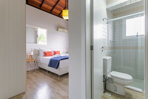 Secador de cabelo, toalhas de banho