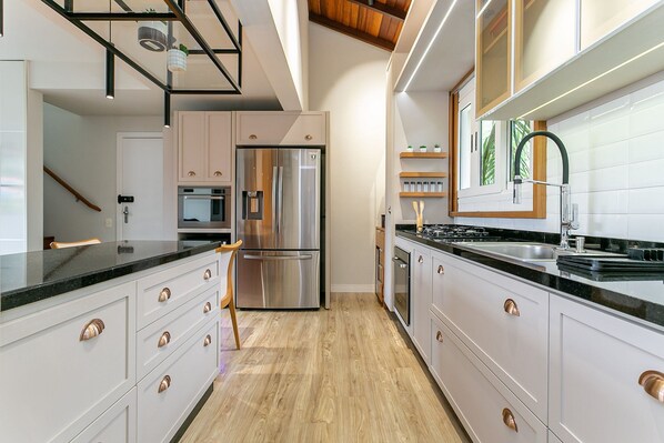 ثلاجة، ميكروويف، فرن، ماكينة لصنع القهوة/الشاي