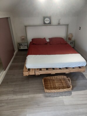 1 chambre, bureau, fer et planche à repasser, accès au Wi-Fi (inclus)