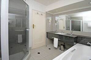 Separate bathtub and shower, hair dryer, towels, soap - Orchids Lodge (Johannesburg)