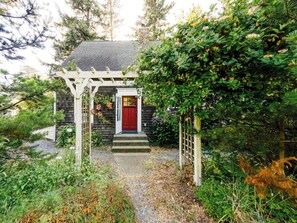 Exterior - Bella Mar- Beautiful 4 bdrm home, Hot tub, Dogs Ok, 2 blocks to beach. (Nehalem)