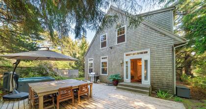 Bella Mar- Beautiful 4 bdrm home, Hot tub, Dogs Ok, 2 blocks to beach.