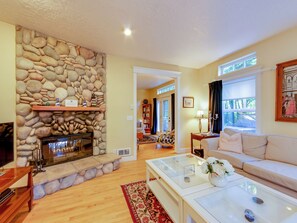 Smart TV, fireplace, DVD player, books - Bella Mar- Beautiful 4 bdrm home, Hot tub, Dogs Ok, 2 blocks to beach. (Nehalem)