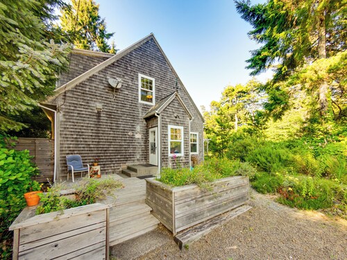 Bella Mar- Beautiful 4 bdrm home, Hot tub, Dogs Ok, 2 blocks to beach.