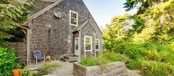 Bella Mar- Beautiful 4 bdrm home, Hot tub, Dogs Ok, 2 blocks to beach.