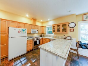 Fridge, microwave, oven, stovetop - Bella Mar- Beautiful 4 bdrm home, Hot tub, Dogs Ok, 2 blocks to beach. (Nehalem)
