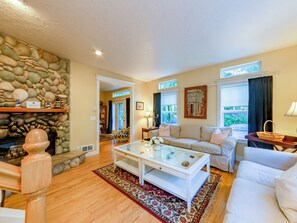 Smart TV, fireplace, DVD player, books - Bella Mar- Beautiful 4 bdrm home, Hot tub, Dogs Ok, 2 blocks to beach. (Nehalem)