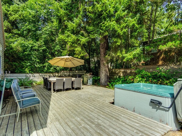 Outdoor dining - Bella Mar- Beautiful 4 bdrm home, Hot tub, Dogs Ok, 2 blocks to beach. (Nehalem)