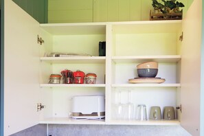 Refrigerador, microondas, placa de cocina, tetera/pava eléctrica