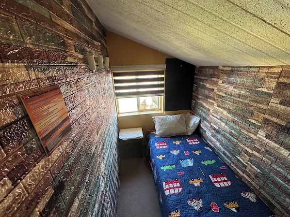 6 bedrooms, desk, iron/ironing board, free WiFi
