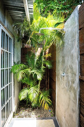 Erillinen kylpyamme ja suihku, syvä kylpyamme, sadesuihkupää