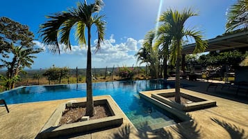 Una piscina al aire libre, tumbonas