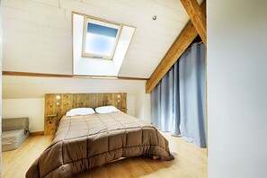 2 slaapkamers, een bureau, een strijkplank/strijkijzer, gratis wifi