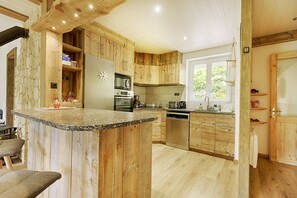 Een koelkast, een microgolfoven, een oven, een vaatwasser