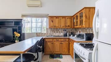 Apartemen | Dapur pribadi | Lemari es, microwave, oven, dan ketel listrik