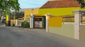 Vista frontal de la propiedad