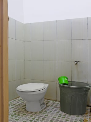 Deluxe tweepersoonskamer | Badkamer | Een douche, handdoeken