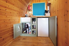 Fridge, microwave, stovetop, electric kettle - Ocean View 6 - 1 Bed Pod - Llanrhidian (Swansea)