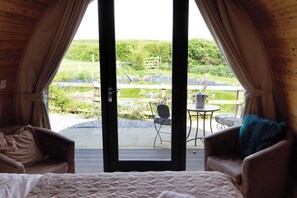 1 bedroom, bed sheets