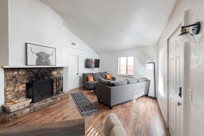 Smart TV, fireplace, stereo