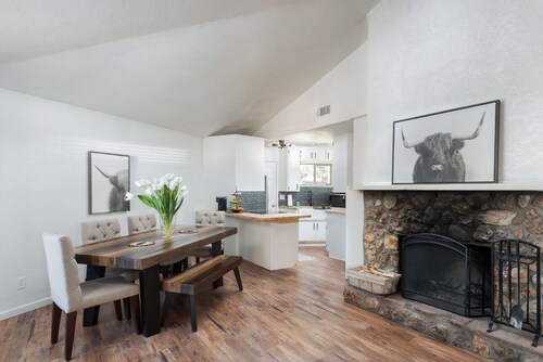 Cheerful two bedroom cottage with hot tub.