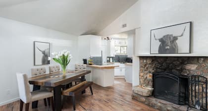 Cheerful two bedroom cottage with hot tub.