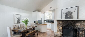 Cheerful two bedroom cottage with hot tub.