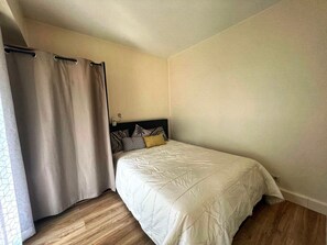 Een strijkplank/strijkijzer, gratis wifi, beddengoed