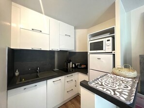 Réfrigérateur, micro-ondes, plaque de cuisson, lave-vaisselle