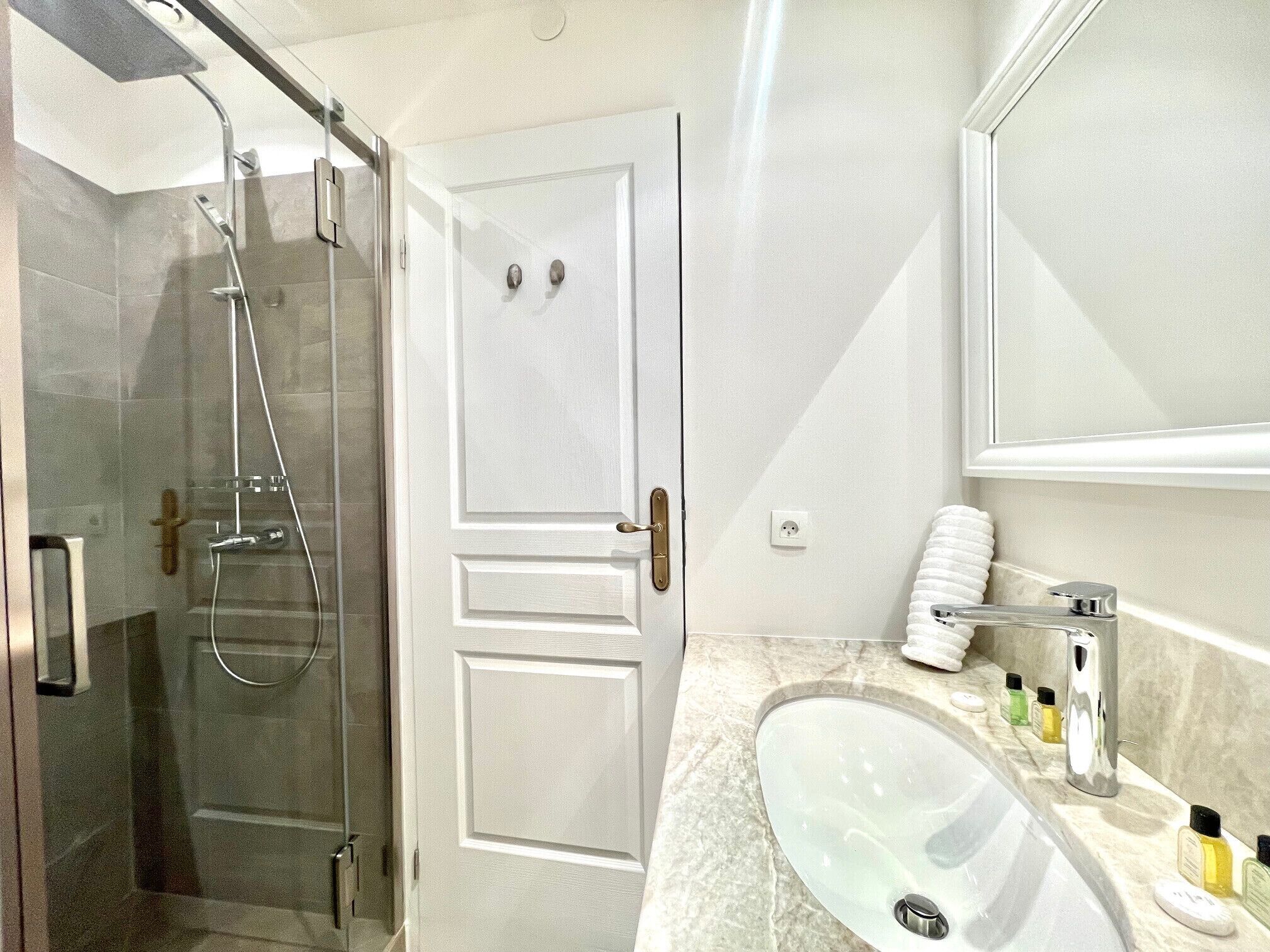 Een douche, een haardroger, handdoeken